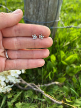 Load image into Gallery viewer, Hawaiian Flower Studs